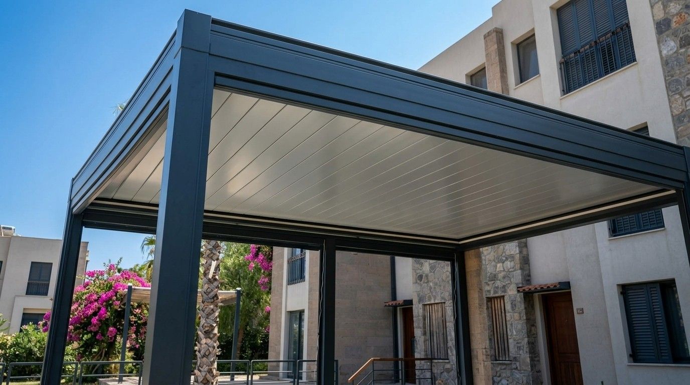 Konut girişinde antrasit bioklimatik pergola, kanatlar kapalı