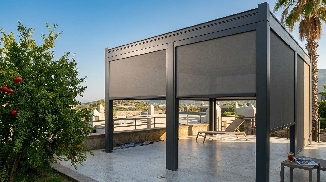 Yan cepheleri zip perdeyle kapatılmış bioklimatik pergola