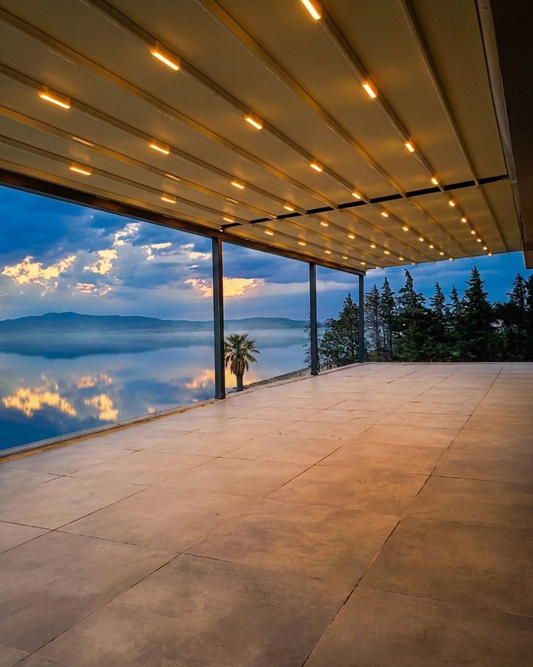 Deniz manzaralı terasta otomatik pergola tente