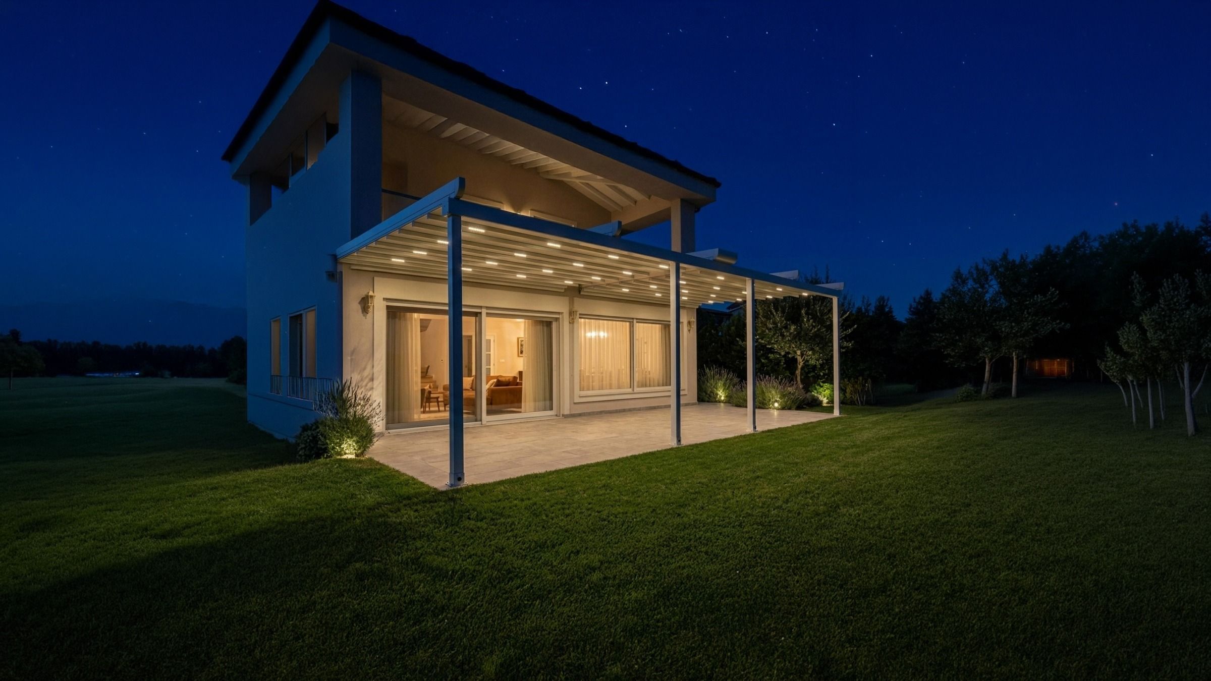 Mavi saatte villa önünde L biçimli pergola tente